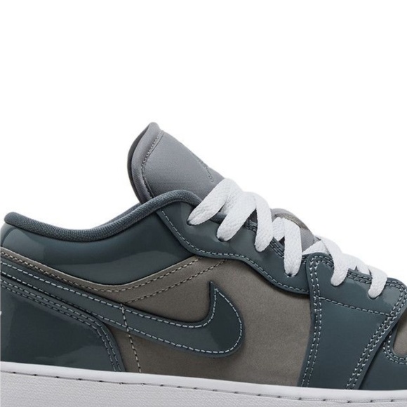 Jordan 1
Low
Patent grey 
Gs
Brand new - Picture 5 of 6